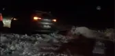 Kar nedeniyle aracıyla yolda mahsur kalan Meksikalı aile kurtarıldı