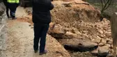 Yağışlara dayanamayan yol yine çöktü
