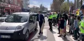 Yayalara öncelik vermek için düzenlenen kırmızı çizgi etkinliğine katılan kaymakam ezilmekten son anda kurtuldu