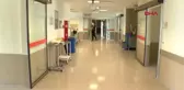 Hem tedavi ediyor hem flüt çalarak moral veriyor