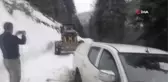 Karda mahsur kalan otomobil böyle kurtarıldı