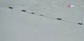Karlı dağları aşarak göç yoluna koyulan dağ keçileri böyle görüntülendi