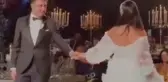 Ozan Tufan'ın düğünde eşiyle yaptığı eğlenceli dansını Başkan Ali Koç ve diğer davetliler tebessüm ederek izledi
