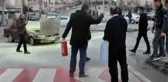 Yanan otomobili damacana suyla söndürdüler