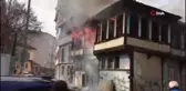 Son dakika haber... Ateşe verip kayıplara karıştılar.. Metruk bina alev alev yandı