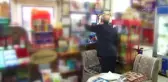 Kitapsever bakkal, müşterileri için dükkanında 