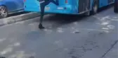 ÇEKMEKÖY'DE YOL KAVGASI... DEFALARCA OTOBÜSÜ TEKMELEDİ