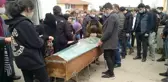 Elif, ölen ağabeyi için ağladı