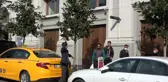 Son dakika haber | Taksim'de valelerle sokakta kalan gencin kavgası kamerada