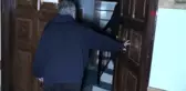 Namaz kılmak için gittiği camide mahsur kaldı