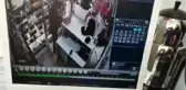 SULTANGAZİ'DE MAĞAZADAN CEP TELEFONU HIRSIZLIĞI KAMERADA