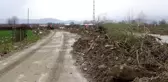Hayvan çiftliği sular altında kaldı, kuzular kepçeyle kurtarıldı