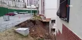 İki bina arasında meydana gelen heyelan sonucunda istinat duvarı çöktü