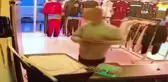 Mağazaya giren hırsız kasanın yanındaki cep telefonunu böyle çaldı