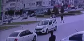 Motosiklet sürücüsünün ticari araca çarpıp savrulduğu kaza kameralara yansıdı