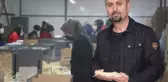 Çin'den getirtip sattığı ahşap karıştırma çubuklarını, kendisi üretmeye başladı