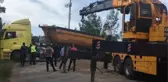 Hafriyat yüklü tırın dorsesi devrildi