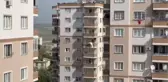 Sinir krizi geçirdiği belirtilen kişi evdeki bazı eşyaları 9'uncu kattan sokağa attı
