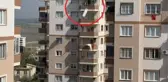 Sinir krizi geçirip evindeki eşyaları balkondan attı
