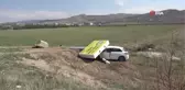 Çarptığı tabela otomobilin üzerine devrilince yaralandı