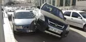 Kontrolden çıkan cip, park halindeki otomobilin üzerine çıktı