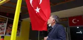 Şehit babası Türk bayağını öpüp güvenlik güçlerine dua etti