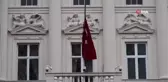 İngiltere'de Prens Philip için bayraklar yarıya indirildiBuckingham Sarayı'na ziyaretçi akını sürüyor
