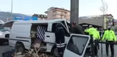 metal yönlendirme direğine çarpan panelvanın sürücüsü ağır yaralandı