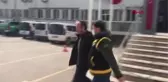 TARTIŞTIĞI KARDEŞİNİ BIÇAKLAYARAK ÖLDÜREN KATİL ZANLISI AĞABEYİ ADLİYEYE SEVK EDİLDİ