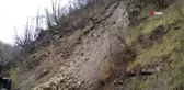 Heyelan sonrası dev kayalar yolu kapattı