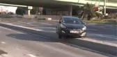 Kontrolden çıkan otomobil refüjde askıda kaldı