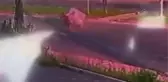 Otomobilin kağıt toplayıcısına çarpma anı güvenlik kamerasında