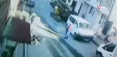 Arnavutköy'de hafriyat alımı sırasında başka bir binanın altındaki toprak kaydı...Panik anları kamerada