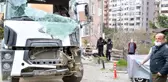 Beşiktaş'ta binaya çarpan beton mikseri vinçle kaldırıldı