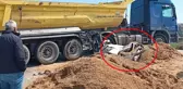 Kum yüklü tır, otomobilin üzerine devrildi! Ekipler, kurtarmak için zamanla yarışsa da sıkışan sürücü yaşamını yitirdi