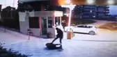 YEĞENİNİN KAYBOLDUĞUNU ÖNE SÜREREK GÜVENLİKÇİYİ DARBETTİ; O ANLAR KAMERADA