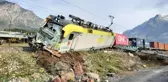 Yük trenleri çarpıştı, vagonlar ters döndü! Feci kazada 2 makinist yaralandı