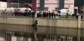 Atladığı sudan çıkartılmak için dakikalarca ikna edilmeye çalışıldı