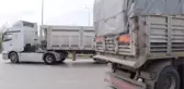 Beton viyadük ayağı taşıyan tırın devrilmesi trafiğin aksamasına yol açtı