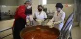 Dev kazanlarda pişirilen yemekler ihtiyaç sahiplerine dağıtılıyor