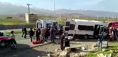 Son dakika haberleri: Malatya'da yolcu minibüsü bariyerlere çarptı: 1 ölü, 7 yaralı