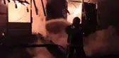 Alev topuna dönen iki katlı bina küle döndü