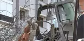 AVCILAR'DA YIKIM SIRASINDA BETON BLOK İŞ MAKİNESİNİN ÜZERİNE DEVRİLDİ