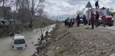 Dereye düşen minibüste mahsur kalan kişi kurtarıldı