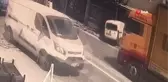 İzmir'de bir araç berber dükkanına böyle daldı: 2 yaralı