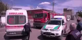 Kars'ta halk otobüsü önce bisikletliye ardından elektrik direğine çarptı: 2 yaralı
