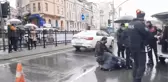 Son dakika... Polisten örnek davranış.. Önce yağmurluğunu verdi, ardından başında şemsiye tuttu