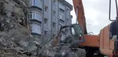Yıkımda kepçenin üzerine beton blok düştü: Operatör ağır yaralandı