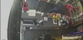 OĞLUNA KIZDI, MARKETİNDEKİ KASİYERİN BAŞINA ŞİŞEYLE VURDU
