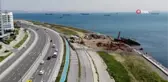 Zeytinburnu'nda kıyıya vuran gemisinin büyük bir bölümü parçalandı